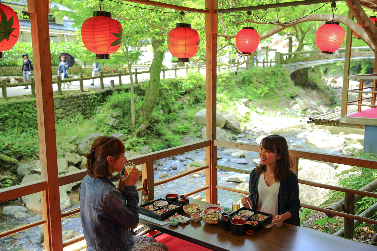 於大阪很受歡迎的大自然景點 箕面大瀧 不僅秋天的紅葉 綠楓 也很優美 Eatery Japan