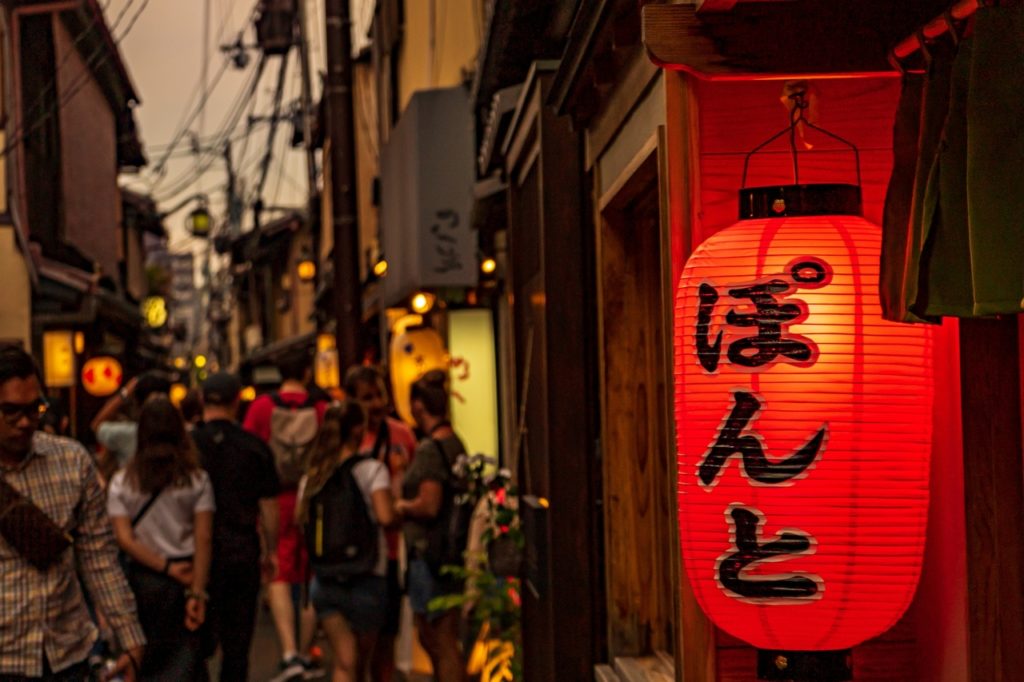 京都に行ったら絶対に行きたい 先斗町 京都らしい風情ある街並みと鴨川が隣接した絶好のスポットで味わう リーズナブルな美食グルメ5選 Eatery Japan